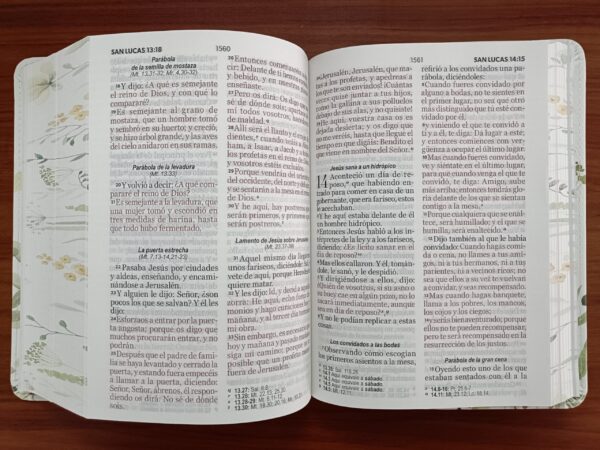 Biblia Reina Valera 1960 Letra Grande 11 puntos Piel floral lila oscuro. Canto pintado. Colección Primaveral - Image 7