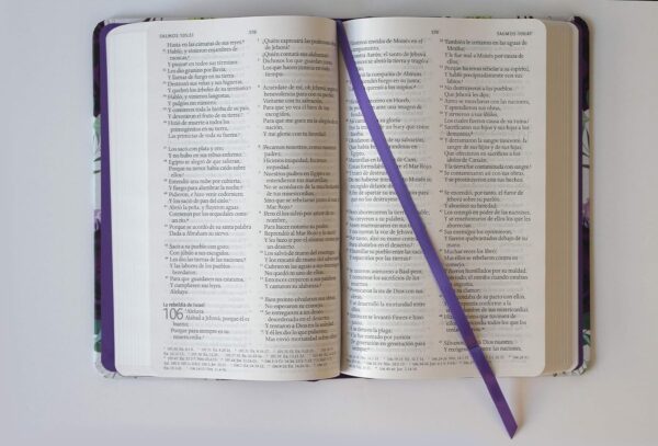Biblia RVR60 Letra Grande Tapa Dura Tela Morada Con Flores - Image 4