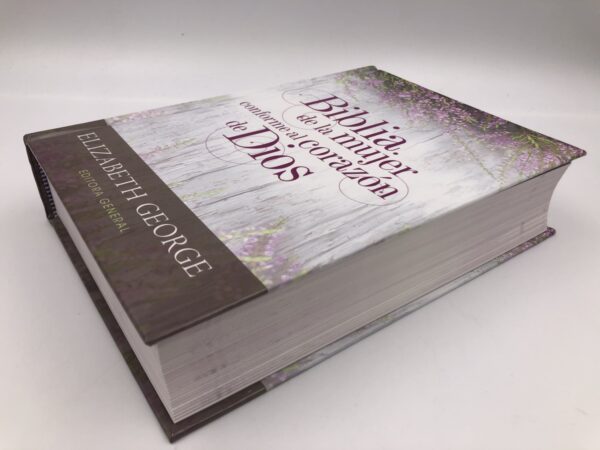 Biblia de la mujer conforme al corazón de Dios Tapa dura - Image 2