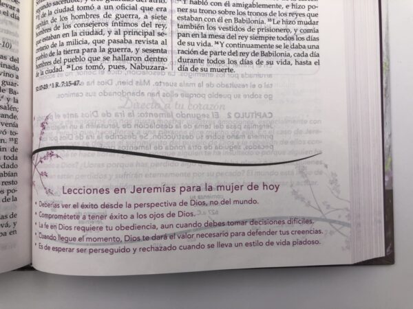 Biblia de la mujer conforme al corazón de Dios Tapa dura - Image 6