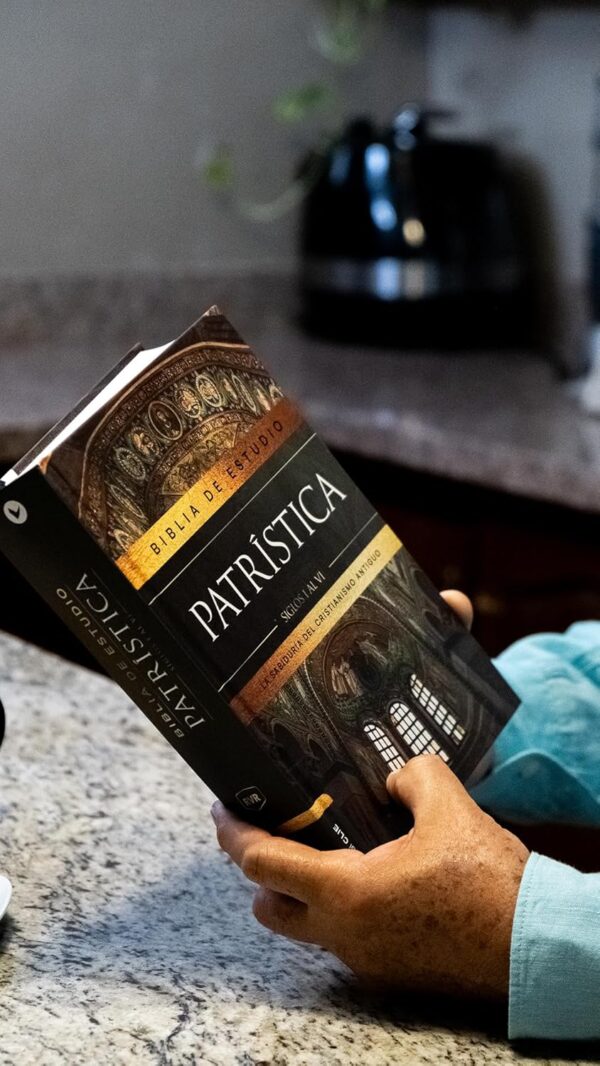 Biblia de Estudio Patrística Reina Valera Revisada Tapa Dura - Image 4
