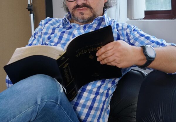 Biblia de Estudio Vida Plena Piel Negro Canto Dorado - Image 10