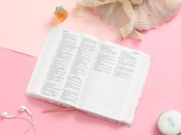 Biblia RVR60 Letra Grande 12 pts Tapa Flex Rosa con Flores - Image 5