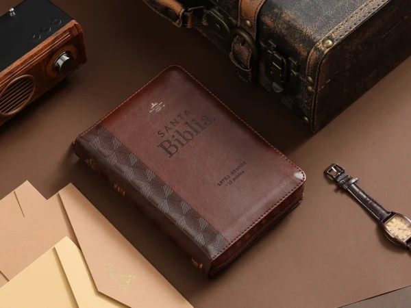 Biblia RVR1960 con Cierre Letra Grande (12 pts) |Café Geométrico - Image 2
