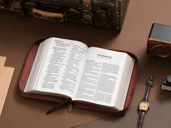 Biblia RVR1960 con Cierre Letra Grande (12 pts) |Café Geométrico - Image 4
