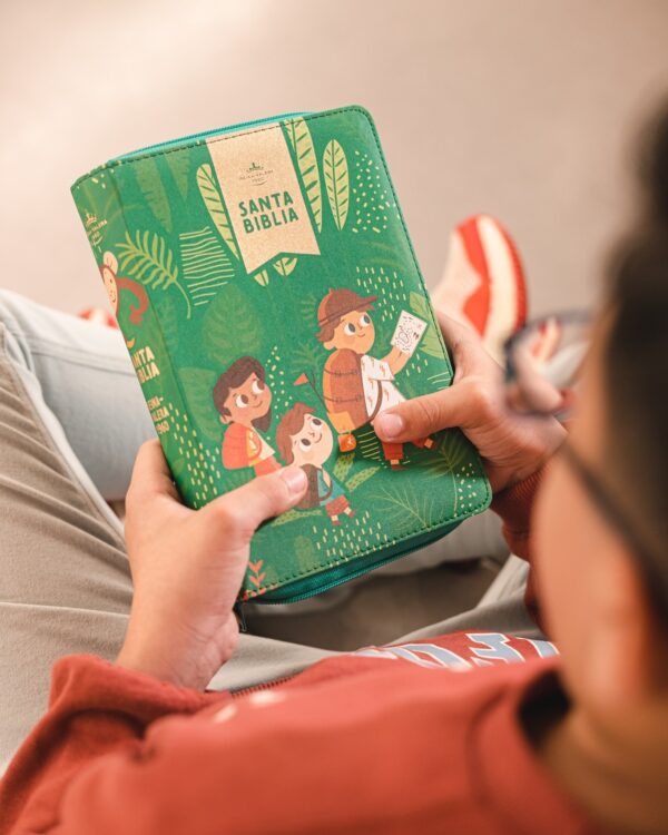 Biblia Interactiva para niños RVR60 Letra Grande 12 pts Verde Cierre - Image 9