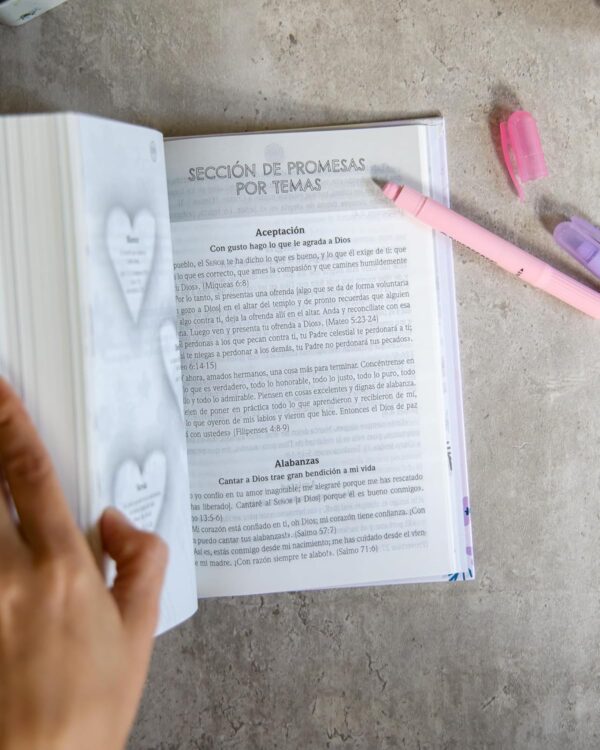 Biblia de Promesas NTV Letra Grande 12pts para niñas Tapa dura - Image 15