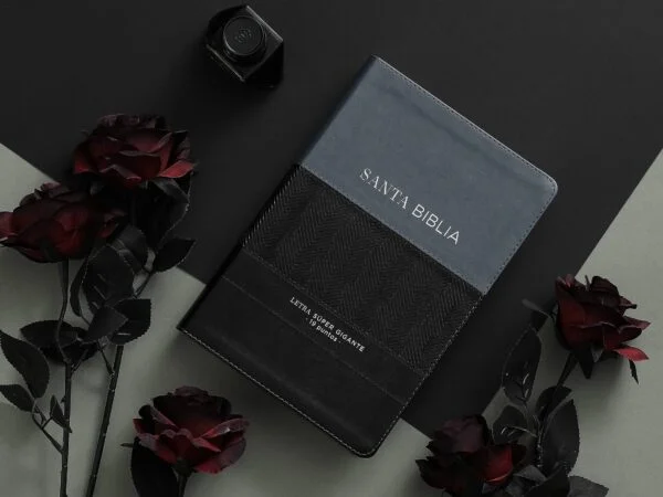 Biblia RVR60 Letra Súper Gigante 19 puntos i/piel Geométrico Negro/Gris con índice - Image 2