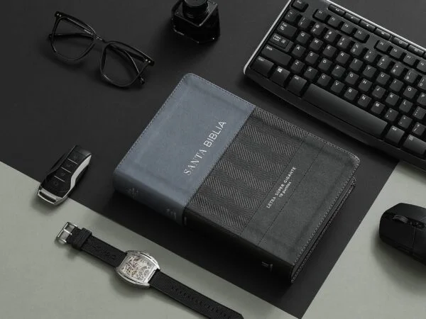 Biblia RVR60 Letra Súper Gigante 19 puntos i/piel Geométrico Negro/Gris con índice - Image 3