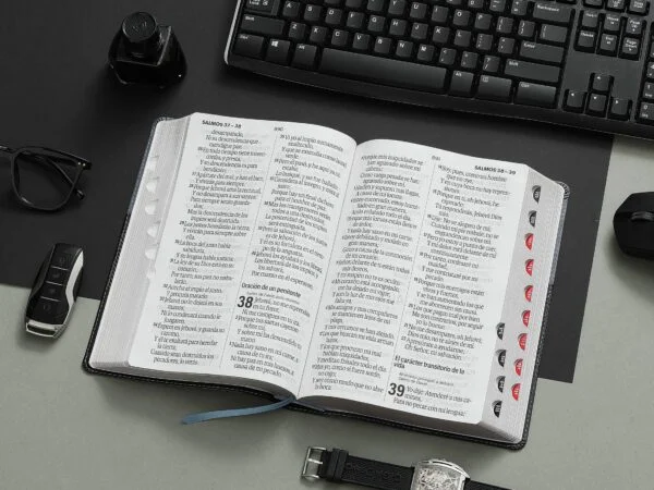 Biblia RVR60 Letra Súper Gigante 19 puntos i/piel Geométrico Negro/Gris con índice - Image 5