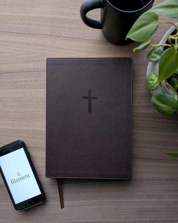 Biblia de Referencia en la columna central NTV letra grande con Filament Café - Image 4